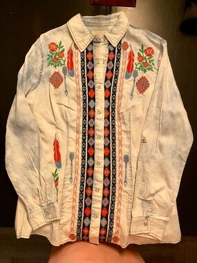 NWT Embroidered White Button-Up Women's Shirt with Western Accent